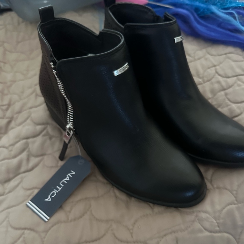 **Brand New with tags**Nautica girls black boots Size 5 tags still intact!